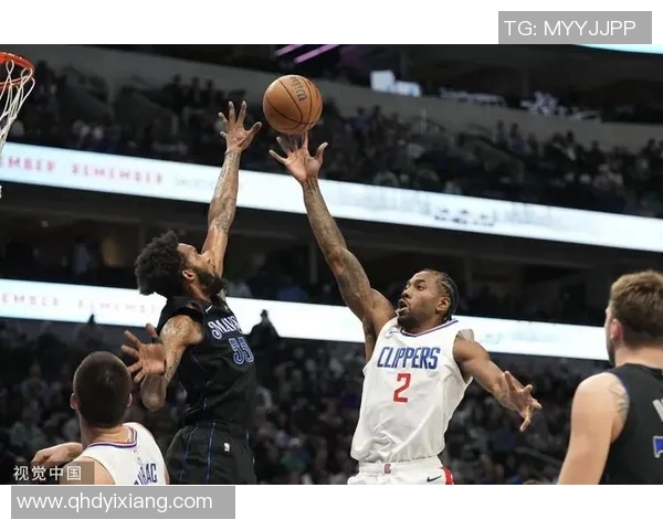 东契奇传球失误 莱昂纳德上篮打成并加罚