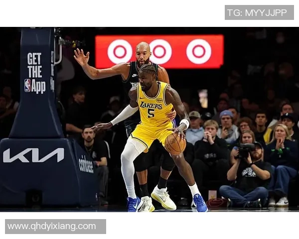 暖心！湖人训练团队用创意水瓶贴为艾顿打气